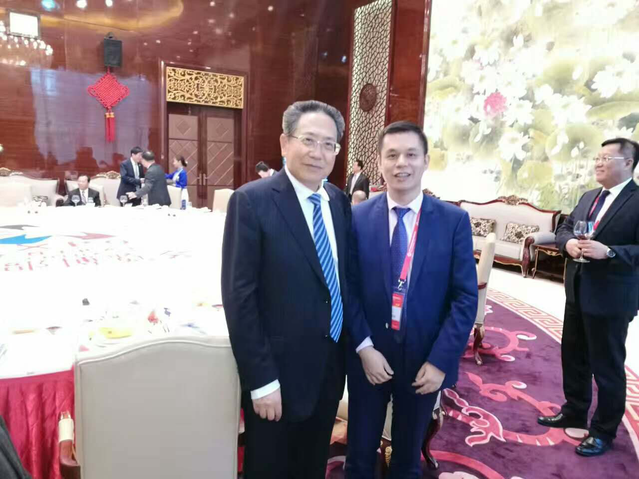 安徽省委書記、省人常委會主任李錦斌（左）仟億達(dá)集團(tuán)董事長鄭兩斌（右）與合影留念